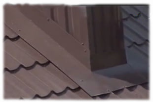 Дымоход обшит металлочерепицей