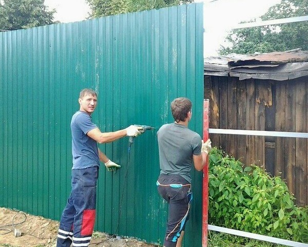Монтаж забор из профнастила своими руками