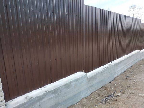 Фундамент для забора из профнастила своими руками